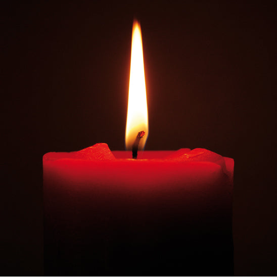 Schmuckkarte auf welcher eine Kerze abgebildet ist. Für Trauerfälle.